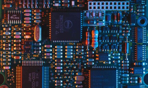 Nog 6 maanden tekort aan computerchips